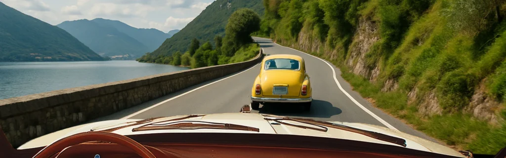 Automobile gialla su una strada panoramica
